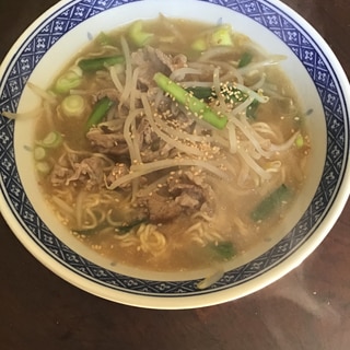 豚コマ切れとニラとモヤシの醤油ラーメン。